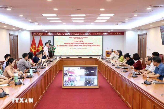 Toạ đàm Những nội dung cốt lõi của ngoại giao Việt Nam và cách thức xử lý các vấn đề nóng trong lĩnh vực ngoại giao đối ngoại. (Ảnh: An Đăng/TTXVN)