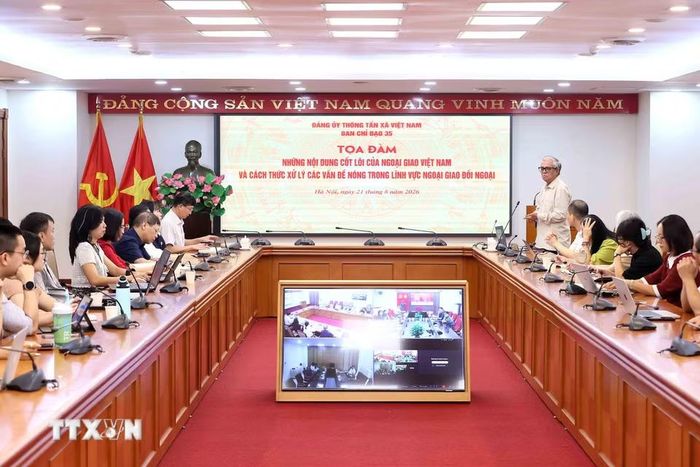Đại sứ, nguyên Thứ trưởng Bộ Ngoại giao Phạm Quang Vinh trao đổi với cán bộ, phóng viên, biên tập viên Thông tấn xã Việt Nam về những nội dung cốt lõi của ngoại giao Việt Nam và cách thức xử lý các vấn đề nóng trong lĩnh vực ngoại giao đối ngoại. (Ảnh: An Đăng/TTXVN)