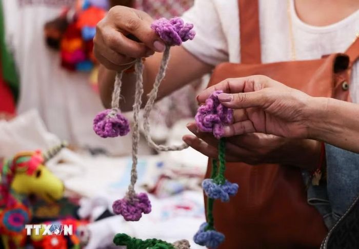 Lễ hội Văn hóa Bản địa lần thứ 12 diễn ra tại Quảng trường Hiến pháp ở thủ đô Mexico City của Mexico từ ngày 7-23/8/2026. Tại lễ hội, người dân và du khách có thể trải nghiệm các sản phẩm thủ công truyền thống, ẩm thực, y học cổ truyền, âm nhạc, múa, cùng nhiều hoạt động giao lưu và chia sẻ tri thức của các cộng đồng bản địa. (Ảnh: THX/TTXVN phát)