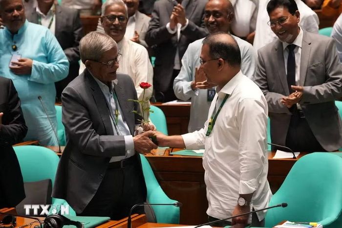 Ngày 20/8/2026, Quốc hội Bangladesh đã bầu ông Mirza Fakhrul Islam Alamgir (ảnh, trái), lãnh đạo kỳ cựu của đảng Dân tộc chủ nghĩa Bangladesh (BNP), làm Tổng thống thứ 23 của nước này, đánh dấu lần đầu tiên trong 35 năm Bangladesh tổ chức cuộc bầu cử Tổng thống có nhiều ứng cử viên. (Ảnh: THX/TTXVN phát)