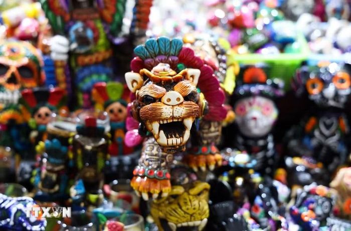 Lễ hội Văn hóa Bản địa lần thứ 12 diễn ra tại Quảng trường Hiến pháp ở thủ đô Mexico City của Mexico từ ngày 7-23/8/2026. Tại lễ hội, người dân và du khách có thể trải nghiệm các sản phẩm thủ công truyền thống, ẩm thực, y học cổ truyền, âm nhạc, múa, cùng nhiều hoạt động giao lưu và chia sẻ tri thức của các cộng đồng bản địa. (Ảnh: THX/TTXVN phát)