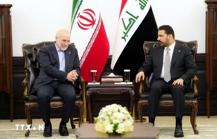 Ngày 19/8/2026, Chủ tịch Quốc hội Iran Mohammad Baqer Ghalibaf đã có chuyến công du Iraq nhằm tăng cường hợp tác chiến lược song phương và đối thoại về các vấn đề khu vực. Trong ảnh: Chủ tịch Quốc hội Iran Mohammad Baqer Ghalibaf (trái) trong cuộc gặp Thủ tướng Iraq Minister Ali al-Zaidi tại Baghdad. (Ảnh: THX/TTXVN phát)