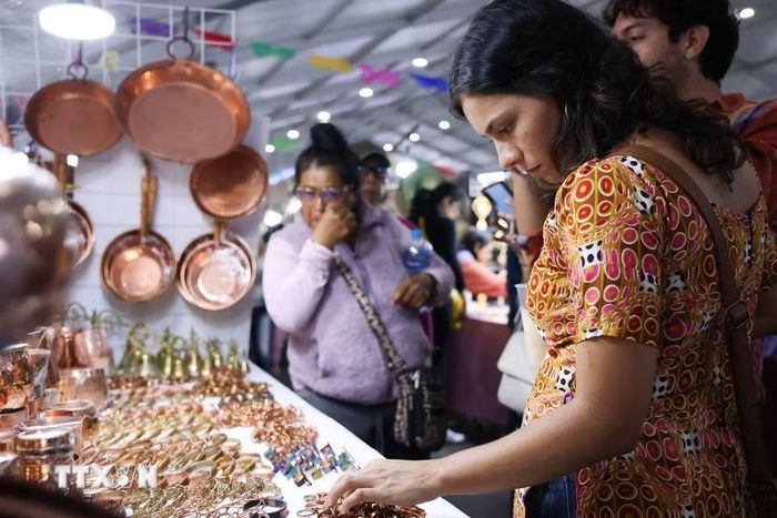 Lễ hội Văn hóa Bản địa lần thứ 12 diễn ra tại Quảng trường Hiến pháp ở thủ đô Mexico City của Mexico từ ngày 7 - 23/8/2026. Tại lễ hội, người dân và du khách có thể trải nghiệm các sản phẩm thủ công truyền thống, ẩm thực, y học cổ truyền, âm nhạc, múa, cùng nhiều hoạt động giao lưu và chia sẻ tri thức của các cộng đồng bản địa. (Ảnh: THX/TTXVN phát)