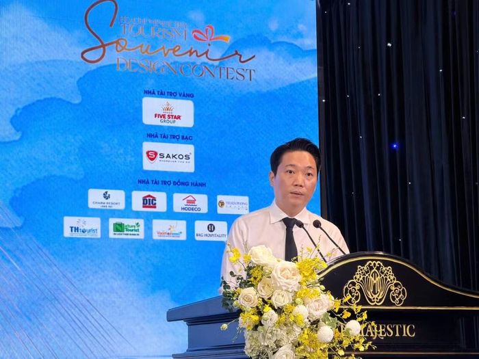 Ông Lê Trương Hiền Hòa (giữa), Phó Giám đốc Sở Du lịch Thành phố Hồ Chí Minh phát động Cuộc thi “Thiết kế quà tặng lưu niệm - du lịch Thành phố Hồ Chí Minh 2026. (Ảnh: PV/Vietnam+)