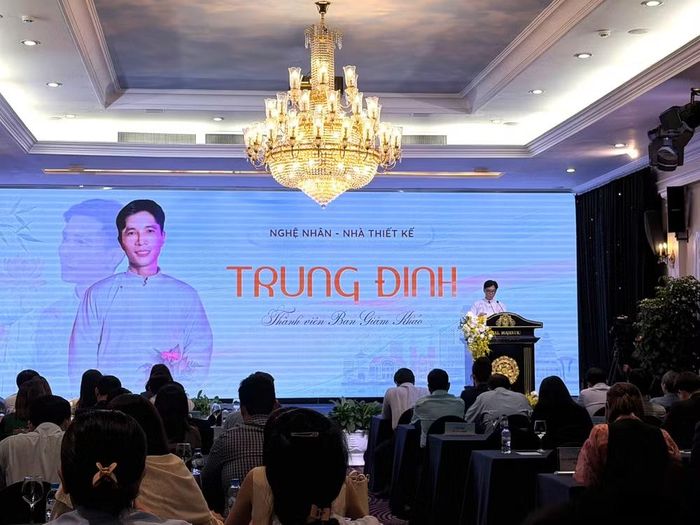 Nghệ nhân - Nhà thiết kế Trung Đinh, thành viên Ban Giám khảo chia sẻ thể lệ cuộc thi tại sự kiện. (Ảnh: PV/Vietnam+)