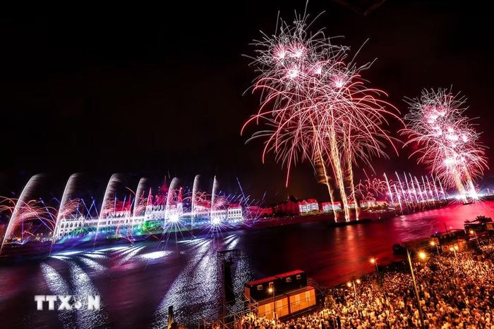Màn trình diễn mừng Quốc khánh tại Budapest, Hungary, ngày 20/8/2026. (Ảnh: THX/TTXVN phát)