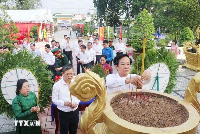 Lãnh đạo thành phố Cần Thơ thắp hương tại Nghĩa trang Liệt sỹ thành phố. (Ảnh: Ngọc Thiện/TTXVN)