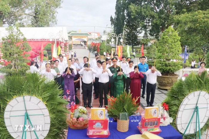 Các đại biểu thắp hương tại Nghĩa trang Liệt sỹ thành phố Cần Thơ. (Ảnh: Ngọc Thiện/TTXVN)