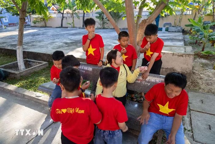 Trẻ em trên đảo Đá Tây A. (Ảnh: Xuân Quý/TTXVN)