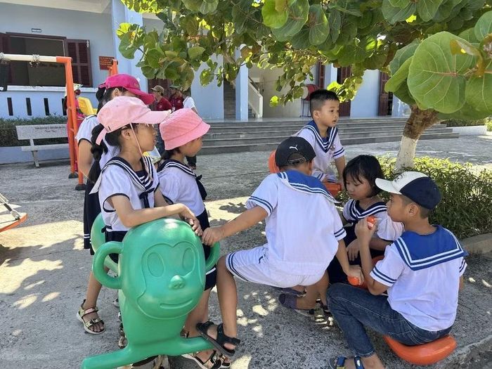 Trẻ em vui chơi ở đảo Sinh Tồn. (Ảnh: Diệu Thúy/TTXVN)