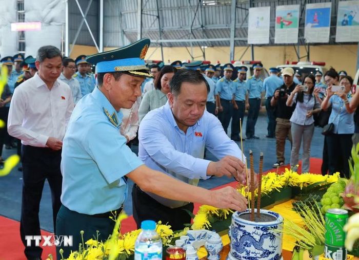 Các đại biểu dâng hương tưởng niệm các anh hùng, liệt sỹ. (Ảnh: Trọng Đức/TTXVN)