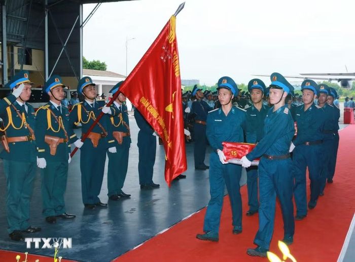 Nghi thức trang trọng chuyển mẫu hài cốt liệt sỹ từ máy bay xuống tại Sân bay Gia Lâm để làm lễ dâng hương tưởng niệm. (Ảnh: Trọng Đức/TTXVN)