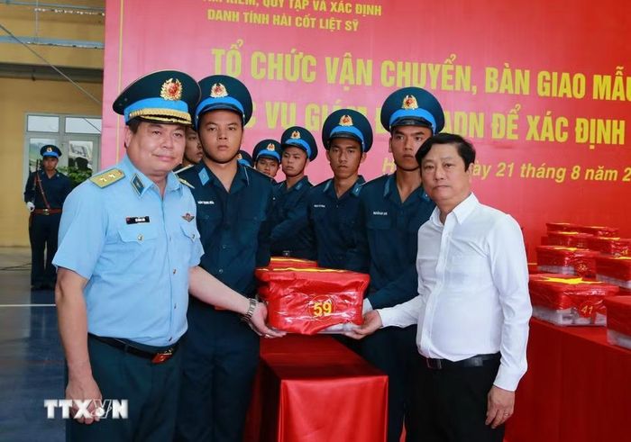 Sau khi thực hiện nghi lễ dâng hương tưởng niệm, các mẫu hài cốt liệt sỹ được chuyển tới Viện Hàn lâm Khoa học và Công nghệ Việt Nam để giám định ADN. (Ảnh: Trọng Đức/TTXVN)