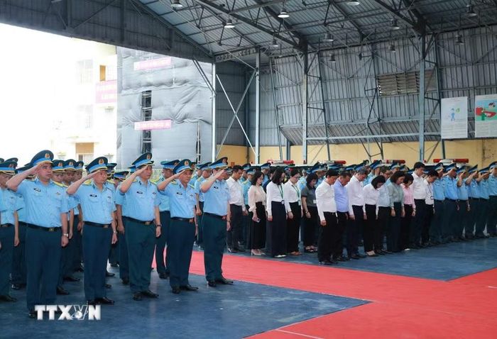Các đại biểu thực hiện nghi thức tưởng niệm các anh hùng, liệt sỹ. (Ảnh: Trọng Đức/TTXVN)