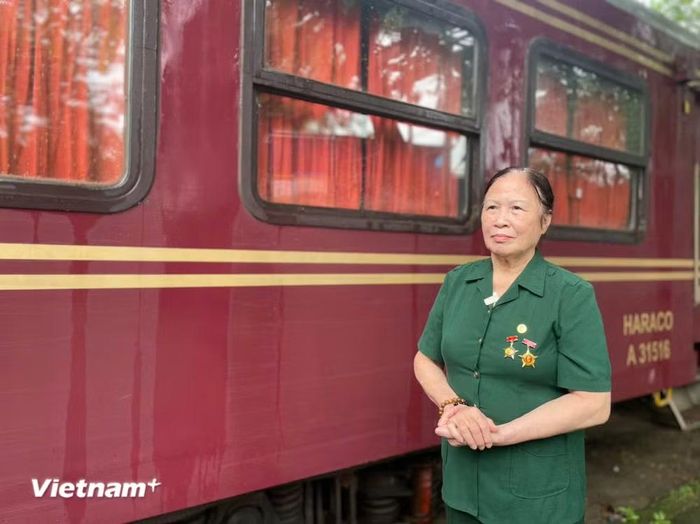 Bác Nguyễn Thị Hồng Chiến, cựu thanh niên xung phong Đại đội 87, Đội 873 đã bám cầu, giữ đường trong những năm tháng chiến tranh. (Ảnh: Việt Hùng/Vietnam+)
