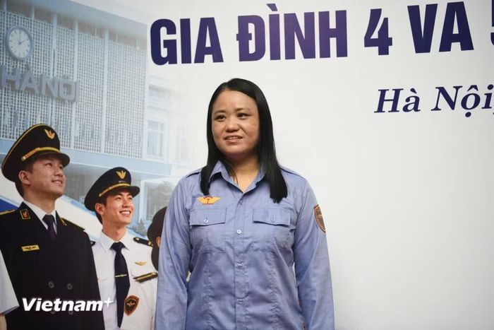Chị Nguyễn Thanh Huyền, công nhân gác chắn đường ngang là thế hệ thứ 5 trong gia đình gắn bó với ngành Đường sắt. (Ảnh: Việt Hùng/Vietnam+)