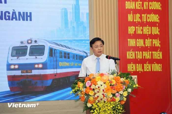 Ông Hoàng Gia Khánh, Tổng Giám đốc VNR cho biết lịch sử Đường sắt trước hết được viết bằng mồ hôi, trí tuệ, lòng dũng cảm, sự hy sinh và lòng tận tụy của biết bao thế hệ. (Ảnh: Việt Hùng/Vietnam+)