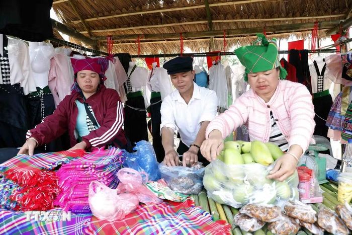 Gian hàng trưng bày, giới thiệu sản phẩm nông sản đặc trưng Sơn La. (Ảnh: Quang Quyết/TTXVN)