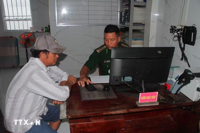 Lực lượng chức năng tỉnh Cà Mau quản lý chặt chẽ lượng phương tiện, tàu thuyền và ngư dân trước khi ra khơi đánh bắt. (Ảnh: Chanh Đa/TTXVN)