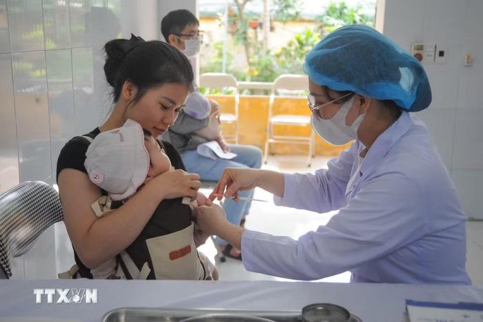 Nhân viên y tế tiêm vaccine phòng bệnh sởi cho trẻ em. (Ảnh: Vũ Quang/TTXVN)