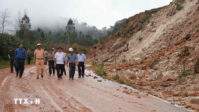 Lực lượng chức năng tỉnh Quảng Ngãi kiểm tra vị trí sạt lở trên tuyến tránh đèo Văn Rơi. (Ảnh: Dư Toán/TTXVN)