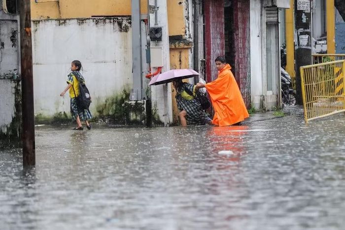 Ngập lụt sau mưa lớn tại thành phố Quezon, Philippines ngày 17/8/2026. (Ảnh: THX/TTXVN phát)