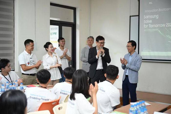 Ông Kim Yong Sup - Phó Tổng Giám đốc Samsung Việt Nam - dành thời gian giao lưu trực tiếp cùng học sinh. (Ảnh: PV/Vietnam+)