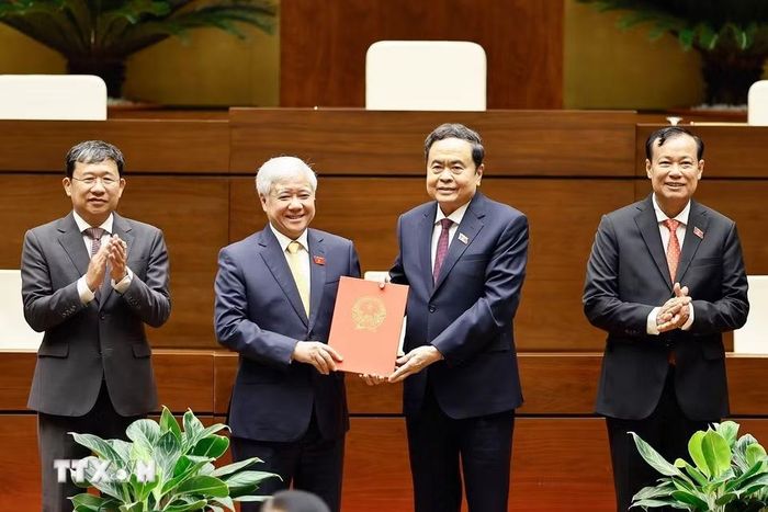 Ủy viên Bộ Chính trị, Chủ tịch Quốc hội Trần Thanh Mẫn trao Nghị quyết cho đồng chí Đỗ Văn Chiến, Ủy viên Bộ Chính trị, Phó Chủ tịch Thường trực Quốc hội, Chủ tịch Tổ chức Nghị sỹ hữu nghị Việt Nam của Quốc hội khóa XVI. (Ảnh: Doãn Tấn/TTXVN)