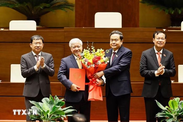 Ủy viên Bộ Chính trị, Chủ tịch Quốc hội Trần Thanh Mẫn trao Nghị quyết và tặng hoa chúc mừng đồng chí Đỗ Văn Chiến, Ủy viên Bộ Chính trị, Phó Chủ tịch Thường trực Quốc hội, Chủ tịch Tổ chức Nghị sỹ hữu nghị Việt Nam của Quốc hội khóa XVI. (Ảnh: Doãn Tấn/TTXVN)