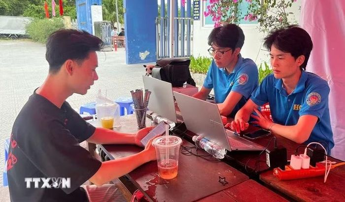 Đội tư vấn hỗ trợ tìm trọ của Trường Đại học Kinh tế-Đại học Huế tích cực hướng dẫn tân sinh viên. (Ảnh minh họa: Văn Dũng/TTXVN)