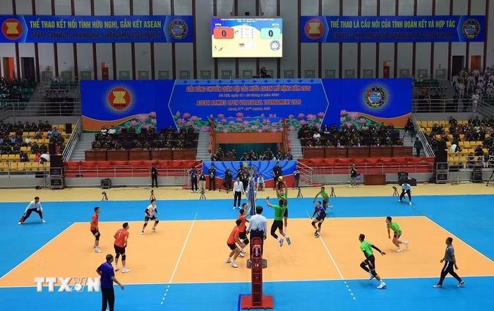 Trận thi đấu đầu tiên giữa hai đội bóng chuyền nam Quân đội nhân dân Việt Nam và Quân đội Myanmar. (Ảnh: Tuấn Anh/TTXVN)
