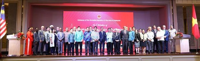 Đại sứ Đinh Ngọc Linh và cán bộ, nhân viên Đại sứ quán Việt Nam tại buổi Lễ. Ảnh: Viên Luyến/Pv TTXVN tại Malaysia