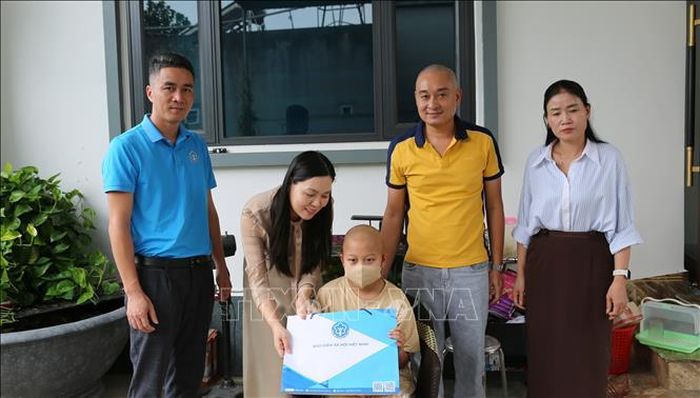 Đại diện Bảo hiểm xã hội Hải Phòng thường xuyên thăm hỏi, trợ giúp người dân hiểu về tính ưu việt của bảo hiểm xã hội, bảo hiểm y tế.
