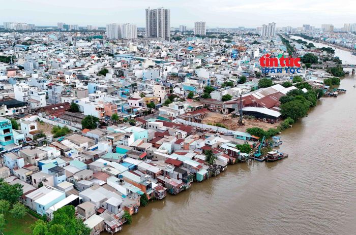 Hàng nghìn căn nhà tạm, bám sát mặt nước dọc theo tuyến đường Phạm Thế Hiển qua địa bàn phường Chánh Hưng chuẩn bị được di dời.