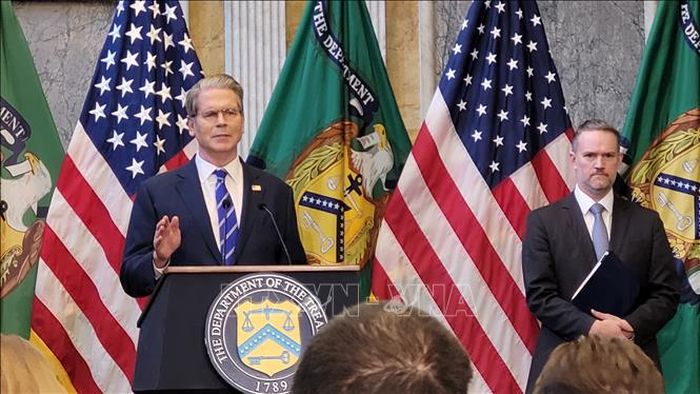 Bộ trưởng Tài chính Mỹ Scott Bessent (trái) phát biểu trong một cuộc họp báo ở Washington, D.C. Ảnh: Yonhap/TTXVN
