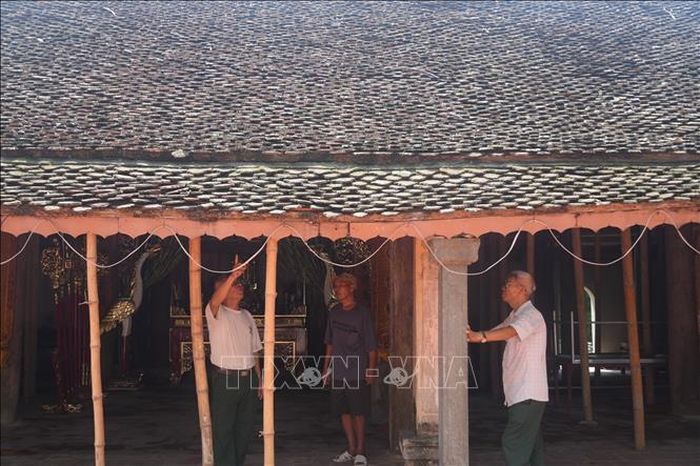 Mái ngói bị xô lệch, tụt vỡ, gây thấm dột kéo dài làm ảnh hưởng trực tiếp đến các cấu kiện gỗ bên dưới.