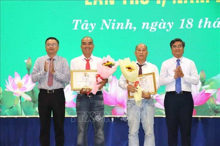 Ban tổ chức trao 2 giải Ba cho anh Hồ Văn Hùng (xã Hậu Nghĩa) và anh Trần Anh Thy (xã Phước Lý).
