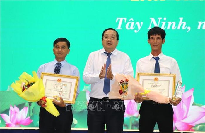 Phó Chủ tịch UBND tỉnh Nguyễn Minh Lâm trao giải Nhất cho anh Nguyễn Tấn Sang (xã Hòa Khánh) và giải Nhì cho anh Võ Thanh Liêm (xã Hưng Thuận).