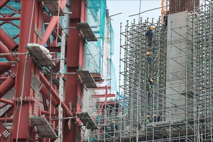 Đồng thời, hệ thống cột bê tông cốt thép cùng các kết cấu giá đỡ bao quanh sân vận động cũng được khẩn trương hoàn thiện, bảo đảm điều kiện triển khai hạng mục mái trong giai đoạn tiếp theo.