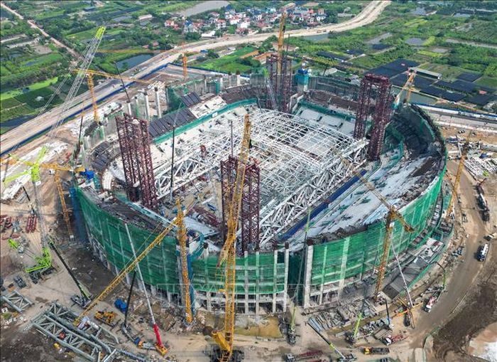 Sân vận động sức chứa 60.000 chỗ ngồi đạt chuẩn quốc tế của Việt Nam chuẩn bị thực hiện hạng mục then chốt, nâng hệ dầm mái để đưa vào vị trí trên 4 trụ chính.