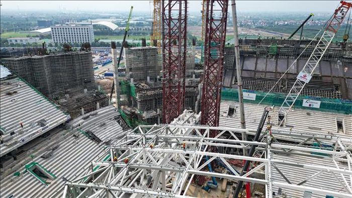 Bốn cụm trụ tháp nâng hiện là những hạng mục được tập trung hoàn thiện. Các trụ này không chỉ đóng vai trò điểm tựa cho quá trình nâng mà còn là bộ phận then chốt trong hệ thống kích rút, giúp đưa khối kết cấu thép khổng lồ lên đúng cao độ và vị trí thiết kế.