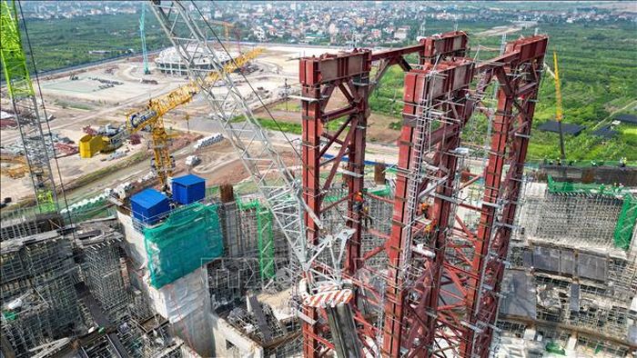 Tại công trường, công nhân cùng nhiều máy móc, thiết bị chuyên dụng được huy động làm việc liên tục, hướng tới mục tiêu hoàn thành công trình vào tháng 3/2027.