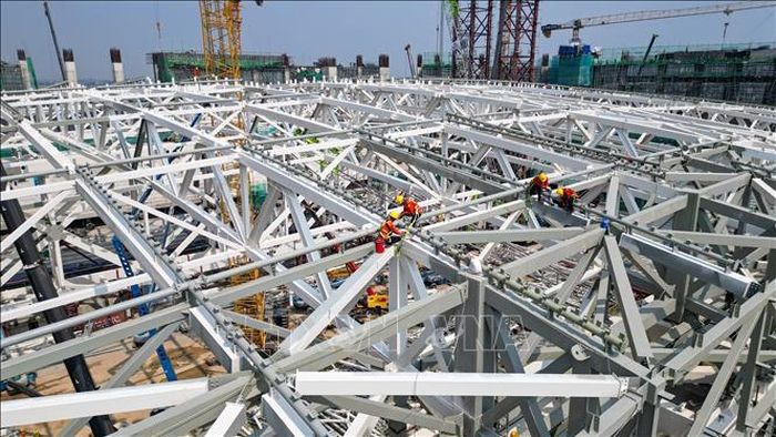 Theo thiết kế, phần mái được tạo nên từ một cặp dầm vòm hộp khổng lồ dài khoảng 373m, sâu 10,7m và rộng 5m. Khác với cách lắp ghép từng phần tại nhiều công trình, phương án thi công mái PVF yêu cầu nâng đồng thời toàn bộ phần kết cấu chính.