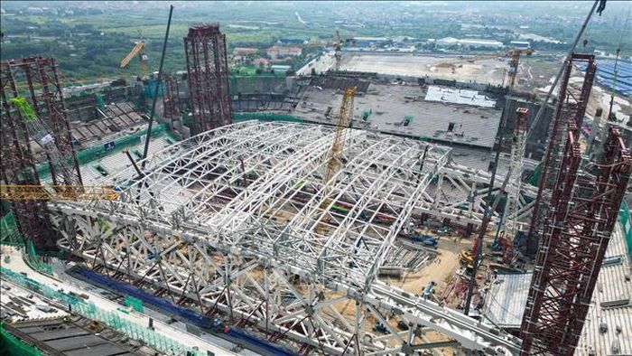 Theo kế hoạch, ngay trong tháng 8, nhà thầu sẽ bắt đầu thực hiện công đoạn kích, nâng hệ dầm mái để đưa vào vị trí trên 4 trụ chính.