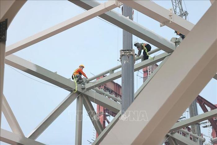 Tại công trường, các nhà thầu đang huy động hệ thống cần cẩu và tập kết các cấu kiện để chuẩn bị lắp dựng mái vòm thép có tổng trọng lượng khoảng 8.500 tấn.