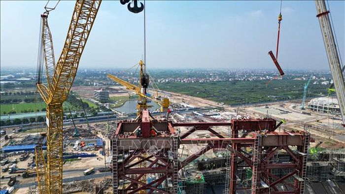 Tại công trường, công nhân cùng nhiều máy móc, thiết bị chuyên dụng được huy động làm việc liên tục, hướng tới mục tiêu hoàn thành công trình vào tháng 3/2027.