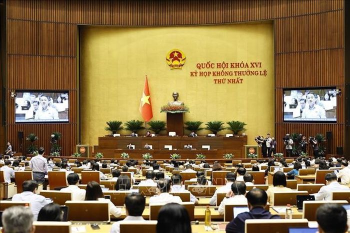 Quang cảnh phiên họp, sáng 21/8.