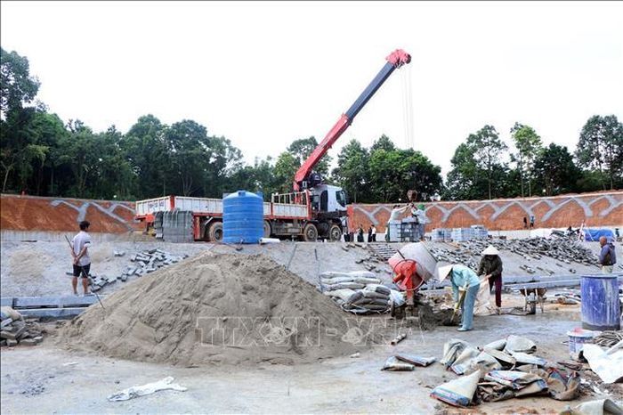Công nhân thi công các hạng mục khán đài, đường dạo và các công trình kiến trúc cảnh quan, sân vườn, cây xanh bao quanh.