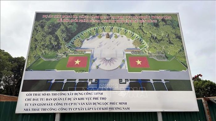 Công nhân thi công các hạng mục khán đài, đường dạo và các công trình kiến trúc cảnh quan, sân vườn, cây xanh bao quanh.