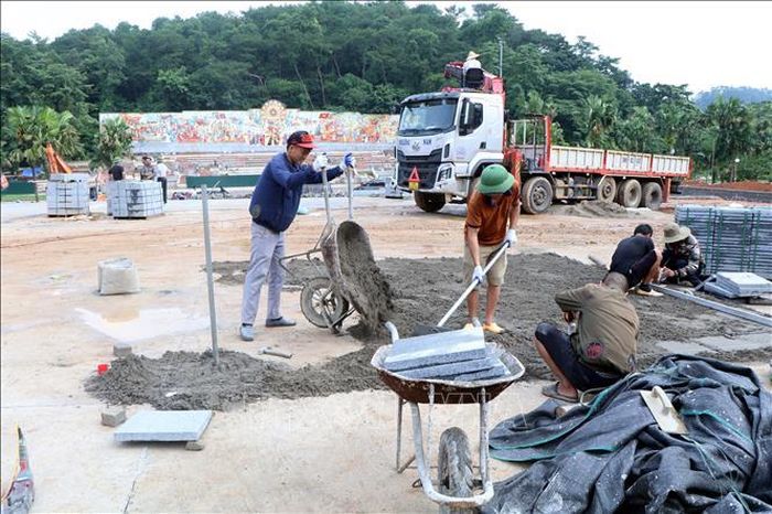 Công nhân thi công tại vị trí đặt tượng đài Chủ tịch Hồ Chí Minh.